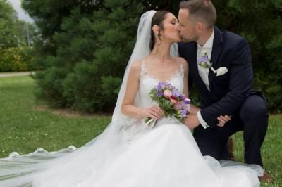 Une mariée glisse une alliance au doigt de son partenaire lors d'une cérémonie de mariage.