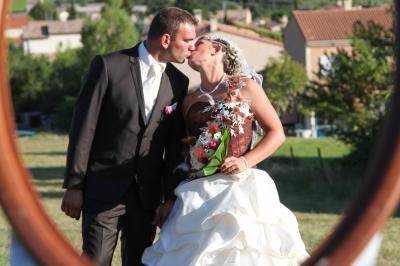 Une mariée glisse une alliance au doigt de son partenaire lors d'une cérémonie de mariage.