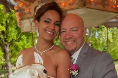 Une mariée glisse une alliance au doigt de son partenaire lors d'une cérémonie de mariage.