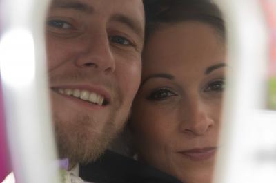 Une mariée glisse une alliance au doigt de son partenaire lors d'une cérémonie de mariage.