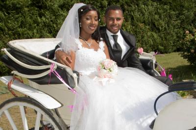 Une mariée glisse une alliance au doigt de son partenaire lors d'une cérémonie de mariage.