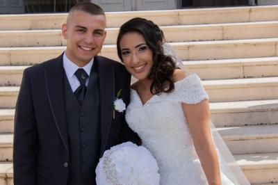 Une mariée glisse une alliance au doigt de son partenaire lors d'une cérémonie de mariage.