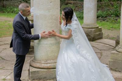 Une mariée glisse une alliance au doigt de son partenaire lors d'une cérémonie de mariage.