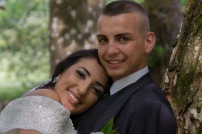 Une mariée glisse une alliance au doigt de son partenaire lors d'une cérémonie de mariage.