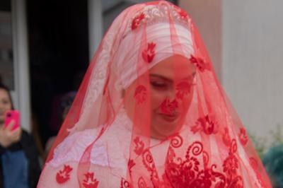 Une mariée glisse une alliance au doigt de son partenaire lors d'une cérémonie de mariage.