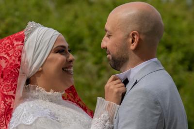 Une mariée glisse une alliance au doigt de son partenaire lors d'une cérémonie de mariage.