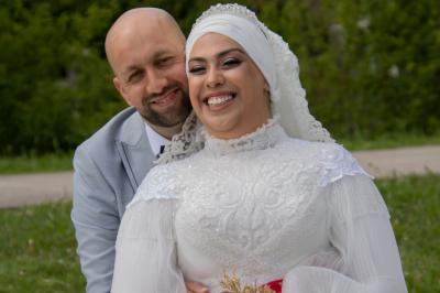 Une mariée glisse une alliance au doigt de son partenaire lors d'une cérémonie de mariage.