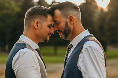 Une mariée glisse une alliance au doigt de son partenaire lors d'une cérémonie de mariage.