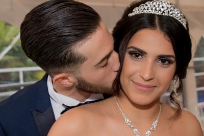 Une mariée glisse une alliance au doigt de son partenaire lors d'une cérémonie de mariage.