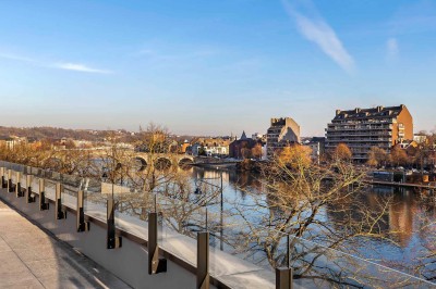 Miniature Location salle Namur (Province de Namur) - Casino Resort Namur #18 Vue sur une rivière bordée de bateaux, avec des bâtiments historiques et une colline boisée en arrière-plan.