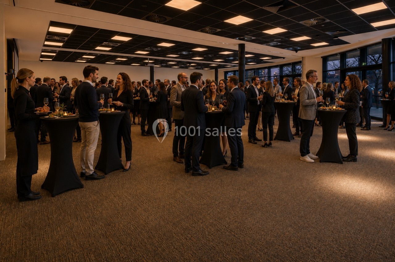 Personnes debout en tenue professionnelle discutant autour de tables hautes lors d'un événement en intérieur.