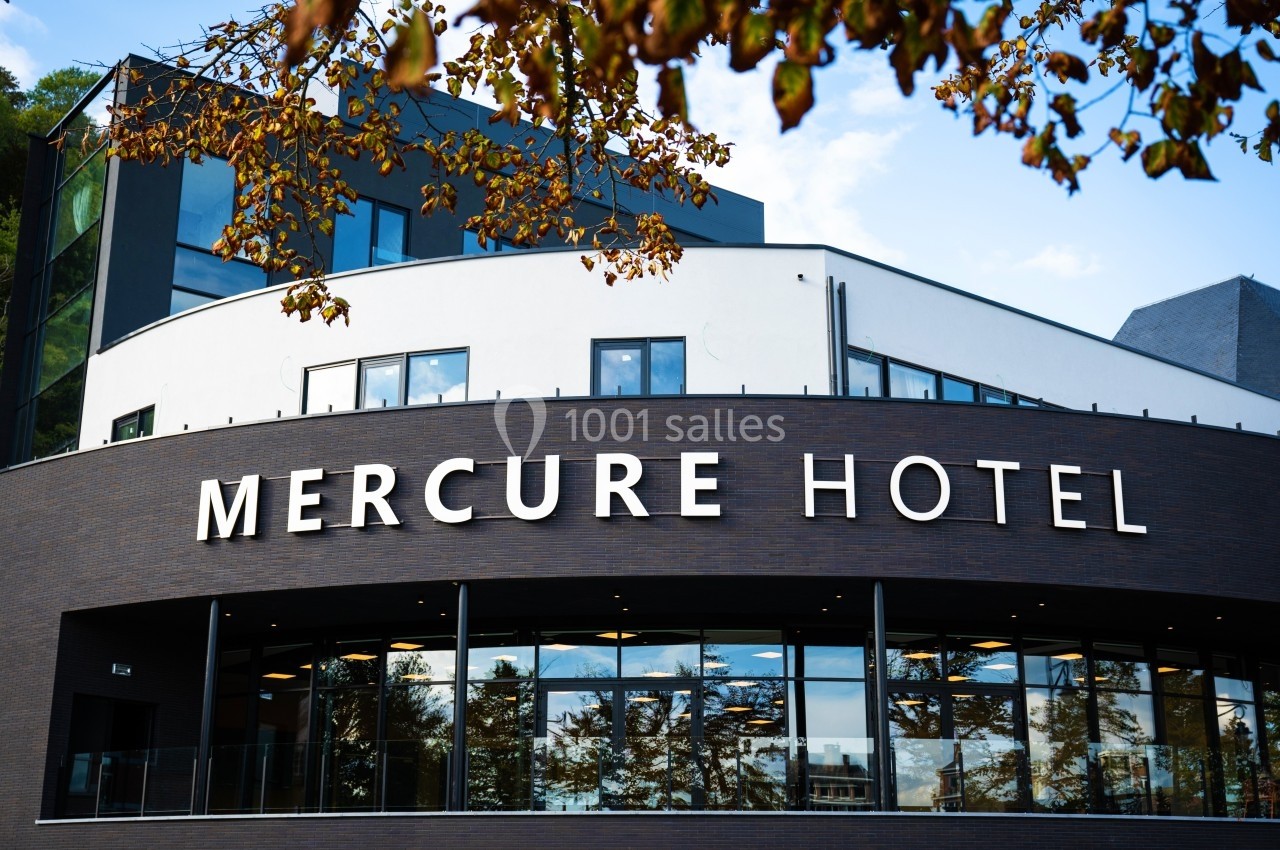 Façade moderne d'un hôtel avec l'inscription ’Mercure Hotel’ sur un bâtiment en briques sombres.