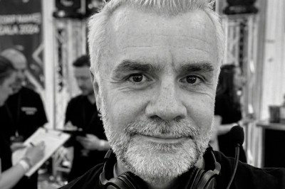 Miniature DJ Asnières-sur-Seine (Hauts-de-Seine) - Inji Events #4 Un DJ mixe sur scène devant un écran géant projetant une vidéo d'une danseuse en tenue scintillante.