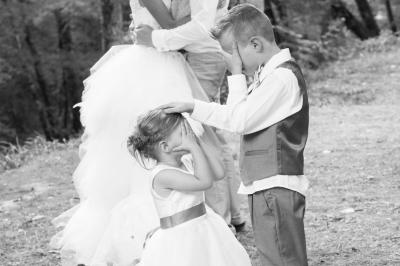 Borne photo interactive avec accessoires colorés sur une table, décorée pour un événement festif.