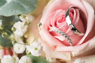 Borne photo interactive avec accessoires colorés sur une table, décorée pour un événement festif.