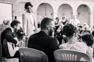 Borne photo interactive avec accessoires colorés sur une table, décorée pour un événement festif.
