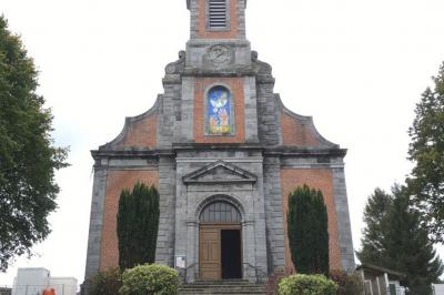Salle de réception élégante avec tables dressées, chaises blanches, décorations florales et un piano en arrière-plan.