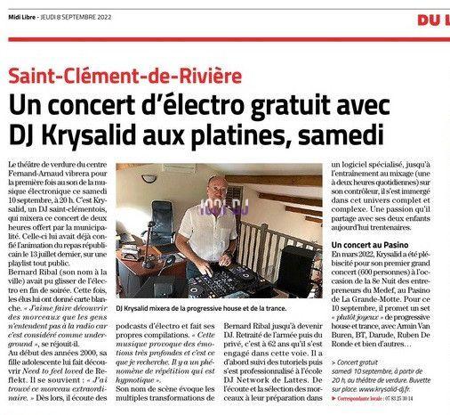 Un DJ mixant de la musique électro sur des platines dans une salle avec un escalier en arrière-plan.