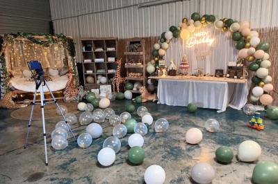 Plateaux garnis de toasts variés, avec fromage gratiné, pâté et décorations de tomates cerises et herbes fraîches.