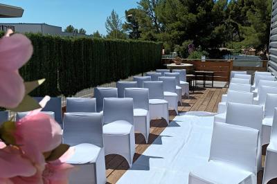 Plateaux garnis de toasts variés, avec fromage gratiné, pâté et décorations de tomates cerises et herbes fraîches.
