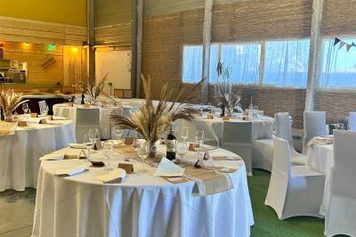 Plateaux garnis de toasts variés, avec fromage gratiné, pâté et décorations de tomates cerises et herbes fraîches.