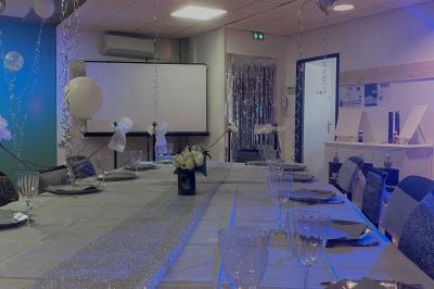 Plateaux garnis de toasts variés, avec fromage gratiné, pâté et décorations de tomates cerises et herbes fraîches.