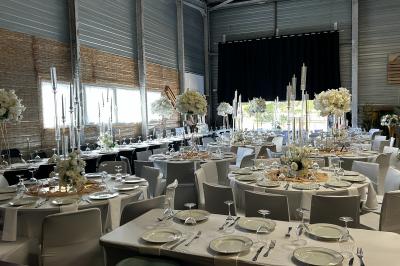 Plateaux garnis de toasts variés, avec fromage gratiné, pâté et décorations de tomates cerises et herbes fraîches.