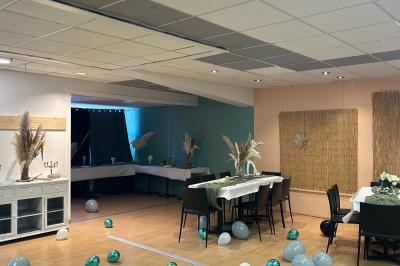 Plateaux garnis de toasts variés, avec fromage gratiné, pâté et décorations de tomates cerises et herbes fraîches.