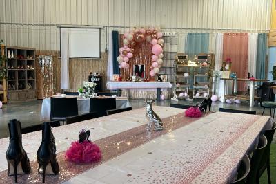 Plateaux garnis de toasts variés, avec fromage gratiné, pâté et décorations de tomates cerises et herbes fraîches.