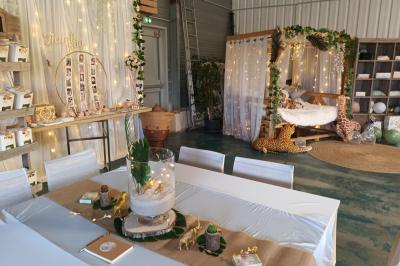 Plateaux garnis de toasts variés, avec fromage gratiné, pâté et décorations de tomates cerises et herbes fraîches.
