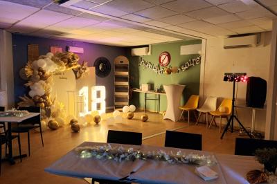 Plateaux garnis de toasts variés, avec fromage gratiné, pâté et décorations de tomates cerises et herbes fraîches.