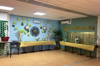 Plateaux garnis de toasts variés, avec fromage gratiné, pâté et décorations de tomates cerises et herbes fraîches.