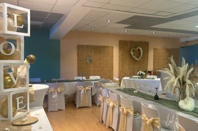 Plateaux garnis de toasts variés, avec fromage gratiné, pâté et décorations de tomates cerises et herbes fraîches.