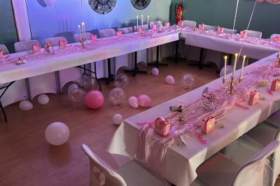 Plateaux garnis de toasts variés, avec fromage gratiné, pâté et décorations de tomates cerises et herbes fraîches.