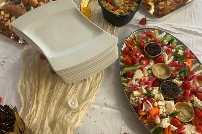 Plateaux garnis de toasts variés, avec fromage gratiné, pâté et décorations de tomates cerises et herbes fraîches.