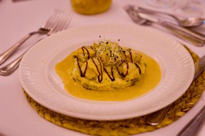 Plateau de verrines et amuse-bouches colorés disposés sur une planche en bois, en extérieur sur une pelouse.