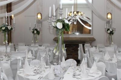 Plateau de verrines et amuse-bouches colorés disposés sur une planche en bois, en extérieur sur une pelouse.