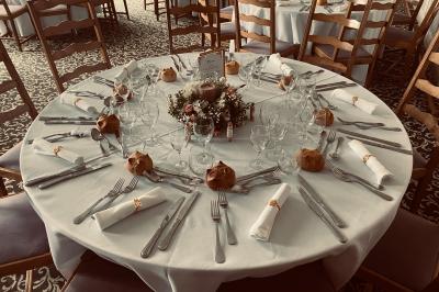 Plateau de verrines et amuse-bouches colorés disposés sur une planche en bois, en extérieur sur une pelouse.