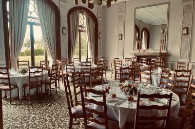Plateau de verrines et amuse-bouches colorés disposés sur une planche en bois, en extérieur sur une pelouse.
