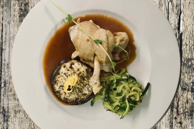 Plateau de verrines et amuse-bouches colorés disposés sur une planche en bois, en extérieur sur une pelouse.