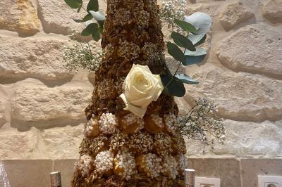 Plateau de verrines et amuse-bouches colorés disposés sur une planche en bois, en extérieur sur une pelouse.
