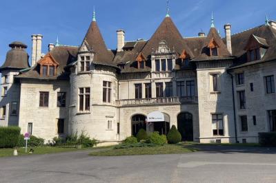 Plateau de verrines et amuse-bouches colorés disposés sur une planche en bois, en extérieur sur une pelouse.