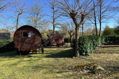 Laverie avec machines à laver, sèche-linge, éviers, miroirs et cabines jaunes dans un espace carrelé.