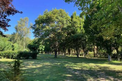 Laverie avec machines à laver, sèche-linge, éviers, miroirs et cabines jaunes dans un espace carrelé.