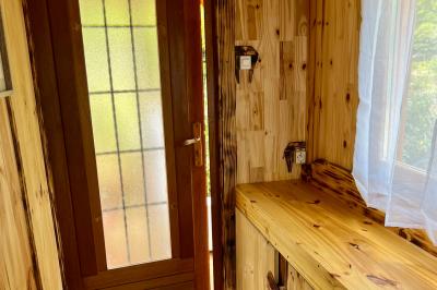 Laverie avec machines à laver, sèche-linge, éviers, miroirs et cabines jaunes dans un espace carrelé.
