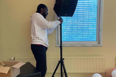 Kit de studio photo avec trépieds réglables, anneaux lumineux, télécommande et accessoires de montage.