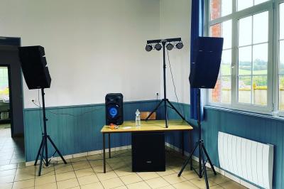 Kit de studio photo avec trépieds réglables, anneaux lumineux, télécommande et accessoires de montage.