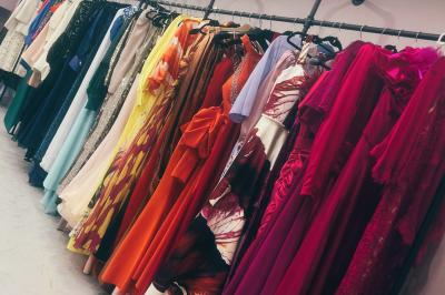 Miniature Pretty Women #3 Femme souriante portant une jupe argentée scintillante et une chemise blanche, debout sur une structure métallique en…