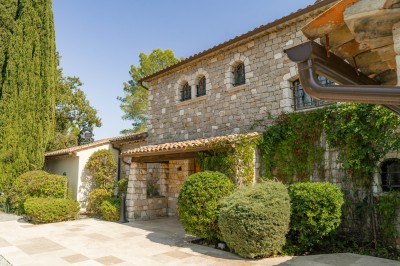 Décoration de table élégante sous un plafond de guirlandes lumineuses et de toile de jute en soirée extérieure.