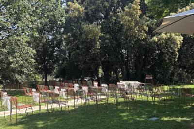 Miniature Location salle Biot (Alpes-Maritimes) - La Villa des Amandiers #27 Terrain de pétanque ombragé entouré d'arbres, avec des cercles et des boules disposés au sol.